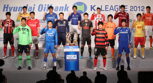 <YONHAP PHOTO-0968> K리그 2012 개막 기자회견 (서울=연합뉴스) 배재만 기자 = 27일 오전 서울 홍은동 그랜드힐튼호텔에서 열린 현대오일뱅크 K리그 2012 개막 기자회견에서 16개 구단 선수 대표들이 파이팅을 외치고 있다. 2012.2.27 scoop@yna.co.kr/2012-02-27 10:56:32/ <저작권자 ⓒ 1980-2012 ㈜연합뉴스. 무단 전재 재배포 금지.>
K-League players pose with their respective uniforms during a press conference in Seoul on Monday.  Yonhap News