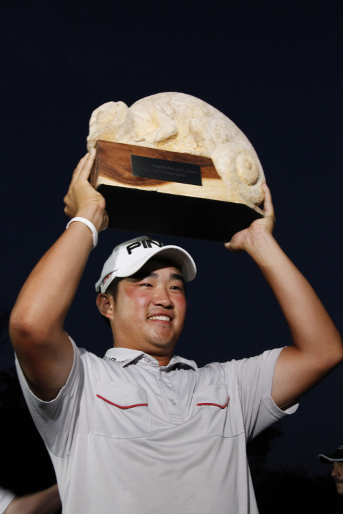 <YONHAP PHOTO-0943> John Huh, 21, holds up the trophy after winning the PGA Mayakoba Golf Classic tournament near Playa del Carmen, Mexico, Saturday, Feb. 26, 2012. Making his fifth PGA Tour start, Huh parred all eight holes in the playoff that matched the second-longest in PGA Tour history. to beat Australia's Robert Allenby. (AP Photo/Israel Leal)/2012-02-27 10:50:35/ <저작권자 ⓒ 1980-2012 ㈜연합뉴스. 무단 전재 재배포 금지.>
John Huh holds up his trophy after winning the PGA Mayakoba Golf Classic. AP-Yonhap News