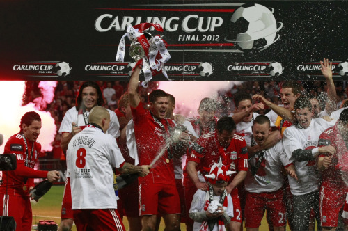 <YONHAP PHOTO-0190> Liverpool players celebrate with their trophy after winning the English League Cup by defeating Cardiff City in the final match at Wembley Stadium, in London, Sunday, Feb. 26, 2012. (AP Photo/Tim Hales)/2012-02-27 05:55:52/ <저작권자 ⓒ 1980-2012 ㈜연합뉴스. 무단 전재 재배포 금지.>
Liverpool players celebrate after winning the English League Cup.  AP-Yonhap News