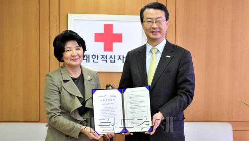 27일 오전 서울 중구 남산동 대한적십자사 본사에서 에어 부산 기내 사랑의 동전 모으기 MOU 체결식이 열려 김수천 에어부산 대표와 유중근 대한적십자사 총재가 협약서를 들고 기념촬영을 하고 있다.<br />김명섭 기자 msiron@\r\n27일 오전 서울 중구 남산동 대한적십자사 본사에서 에어 부산 기내 사랑의 동전 모으기 MOU 체결식이 열려 김수천 에어부산 대표와 유중근 대한적십자사 총재가 협약서를 들고 기념촬영을 하고 있다.\n김명섭 기자 msiron@