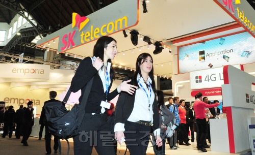 27일(현지시간) 바르셀로나에서 '모바일 월드 콩그레스(MWC) 2012'가 화려한 막을 올렸다. 국내에서 SK텔레콤, 삼성전자, LG전자 등이 해외에서 마이크로소프트(MS), 구글 등 전 세계 1400개 업체가 참가했다. 사진은 sk텔레콤 전시부스. 바르셀로나=박현구 기자 phkoo@ 2012.02.27\r\n27일(현지시간) 바르셀로나에서 '모바일 월드 콩그레스(MWC) 2012'가 화려한 막을 올렸다. 국내에서 SK텔레콤, 삼성전자, LG전자 등이 해외에서 마이크로소프트(MS), 구글 등 전 세계 1400개 업체가 참가했다. 사진은 sk텔레콤 전시부스. 바르셀로나=박현구 기자 phkoo@ 2012.02.27