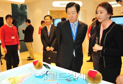 27일 스페인 바르셀로나에서 개막한 모바일월드콩그레스(MWC)에서 최지성 삼성전자 부회장이 SK텔레콤 전시부스를 돌아보고 있다. 바르셀로나=박현구 기자 phkoo@ 2012.02.27\r\n27일 스페인 바르셀로나에서 개막한 모바일월드콩그레스(MWC)에서 최지성 삼성전자 부회장이 SK텔레콤 전시부스를 돌아보고 있다. 바르셀로나=박현구 기자 phkoo@ 2012.02.27