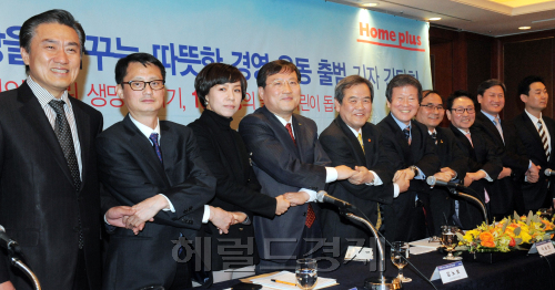 27일 오후 서울 소공동 롯데호텔에서 홈플러스가 기자간담회를 열고 올해 경영방침인 '세상을 바꾸는 따뜻한 경영 운동'을 선포하고 협력사들과 화합을 다짐하는 포토세션을 하고 있다. 홈플러스는 고객, 협력회사, 임직원, 정부, NGO, 의료기관 등과 연합해 100명의 어린생명을 살리고 1,000명의 불우 어린이를 돕는 대대적인 사회공헌운동을 전개할 예정이다.왼쪽부터 설도원 홈플러스그룹 부사장, 조한규 홈플러스  전무, 조민선 중앙가정위탁센터 소장, 이효율 풀무원 사장, 김노보 세이프더칠드런 이사장, 이승환 홈플러스그룹 회장, 천진욱 한국백혈병소아암협회 사무총장, 이창환 동서식품 대표, 안희만 홈플러스 부사장, 김영기 홈플러스 e파란재단 사무총장./ 안훈기자 rosedale@ 2012.02.27\r\n27일 오후 서울 소공동 롯데호텔에서 홈플러스가 기자간담회를 열고 올해 경영방침인 '세상을 바꾸는 따뜻한 경영 운동'을 선포하고 협력사들과 화합을 다짐하는 포토세션을 하고 있다. 홈플러스는 고객, 협력회사, 임직원, 정부, NGO, 의료기관 등과 연합해 100명의 어린생명을 살리고 1,000명의 불우 어린이를 돕는 대대적인 사회공헌운동을 전개할 예정이다.왼쪽부터 설도원 홈플러스그룹 부사장, 조한규 홈플러스  전무, 조민선 중앙가정위탁센터 소장, 이효율 풀무원 사장, 김노보 세이프더칠드런 이사장, 이승환 홈플러스그룹 회장, 천진욱 한국백혈병소아암협회 사무총장, 이창환 동서식품 대표, 안희만 홈플러스 부사장, 김영기 홈플러스 e파란재단 사무총장./ 안훈기자 rosedale@ 2012.02.27\r\n홈플러스(대표 이승한;사진 오른쪽 5번째)가 올해 경영목표인 ‘세상을 바꾸는 따뜻한 경영’의 일환으로 ‘생명의 쇼핑카트’와 ‘사랑의 쇼핑카트’ 등 2가지 캠페인을 진행한다. 이를 위해 200여개 협력사와 구호단체, 고객들과 함께 100명의 소아암 환우를 살리고 1000명의 불우 어린이를 지원하는 사회공헌 활동을 전개한다. 홈플러스가 올해 목표로 한 기금은 총 30억원이다. 홈플러스는 협력사마다 한 가지 상품을 정해 해당 상품의 매출 중 1% 가량을 사회공헌 활동을 위한 기금으로 기부받고, 이와 같은 금액을 매칭그랜트 방식으로 본사가 기부해 재원을 마련할 계획이다. 안훈기자 rosedale@