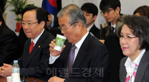 28일 오전 서울 여의도 국회 새누리당 정책위의장실에서 김종인 위원장 주재로 정책쇄신분과회의가 열리고 있다./ 안훈기자 rosedale@ 2012.02.28\r\n새누리당 비상대책위원회에서 정책분과를 책임지고 있는 김종인 비대위원은 28일 회의에 앞서 이재오 의원 등의 공천과 관련해 “변화의 의지가 있는지 의심된다”면서 박근혜 비대위원장에게 직격탄을 날렸다.  안훈 기자/rosedale@