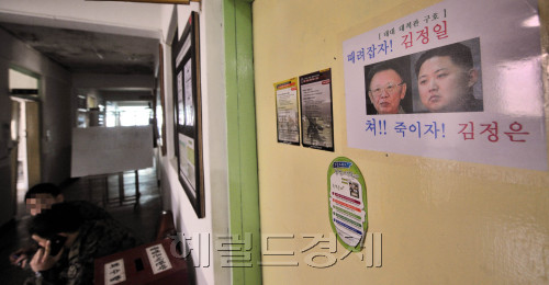 한미 연합  키리졸브훈련이 시작되면서 북한이 맹비난을 하고 있는 가운데 인천의 한부대 내무반 문에 붙은 부대 대적관 구호가 눈길을 끈다.<br />김명섭 기자 msiron@\r\n한미 연합  키리졸브훈련이 시작되면서 북한이 맹비난을 하고 있는 가운데 인천의 한부대 내무반 문에 붙은 부대 대적관 구호가 눈길을 끈다.\r\n김명섭 기자 msiron@\r\n한미 연합  키리졸브훈련이 시작되면서 북한이 맹비난을 하고 있는 가운데 인천의 한부대 내무반 문에 붙은 부대 대적관 구호가 눈길을 끈다.\r\n김명섭 기자 msiron@\r\n북한이 한ㆍ미 연합 키리졸브훈련에 대한 공세 수위를 높이고 있는 가운데 지난 27일 인천의 한 군부대 내무반 문에 김정일-김정은 부자를 비난하는 구호가 나붙어 눈길을 끌고 있다.  김명섭 기자/msiron@heraldm.com