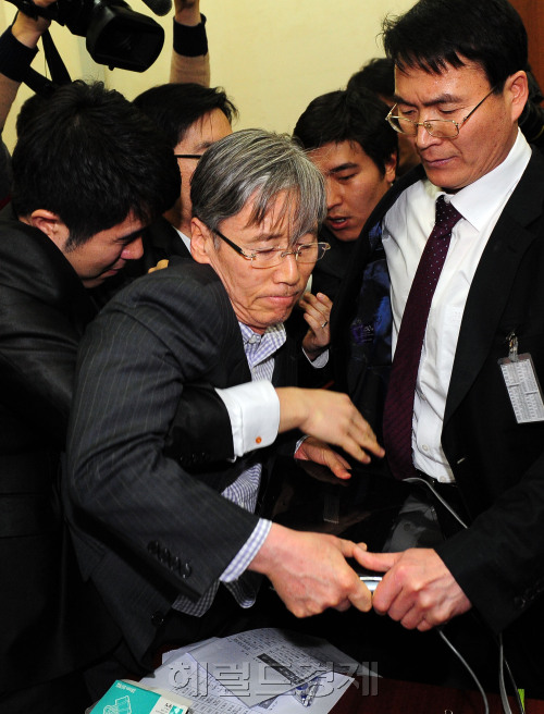 27일 서울 여의도 국회에서 열린 정개특위에서 새누리당 여상규의원이 농어촌선거구 통폐합에 항의하며 집기류를 던지려고 하고 있다.<br /> 안훈기자 rosedale@\r\n국회는 27일 저녁 긴급하게 본회의를 열어 국회의원 의석수를 300석으로 늘리는 선거구 획정안을 의결했다. 본회의에 앞서 열린 정개특위에서 새누리당 여상규 의원이 자신의 지역구인 경남 남해ㆍ하동이 경남 사천으로 편입되는 데 반발, 집기를 들어 던지려 하고 있다.  안훈 기자/rosedale@