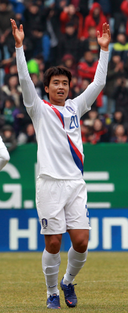 <YONHAP PHOTO-0632> 기분 최고 (전주=연합뉴스) 서명곤 기자 = 25일 오후 전주월드컵경기장에서 열린 축구 국가대표팀 한국과 우즈베키스탄의 평가전에서 이동국이 골을 넣은 뒤 기뻐하고 있다. 이날 경기는 최강희 감독의 축구 국가대표팀 데뷔전이다. 2012,2.25 seephoto@yna.co.kr/2012-02-25 15:01:11/ <저작권자 ⓒ 1980-2012 ㈜연합뉴스. 무단 전재 재배포 금지.>
Lee Dong-gook
Lee Dong-gook