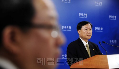 한국은행이 28일 오전 한국은행 기자실에서 2012년 1월중 국제수지(잠정)설명회를 가졌다. 이 날 양호석 국제수지팀 차장은 2012년 1월중 경상수지는 7.7억달러 적자를 기록했다고 밝혔다. 박해묵 기자/mook@heraldm.com\r\n한국은행이 28일 오전 한국은행 기자실에서 2012년 1월중 국제수지(잠정)설명회를 가졌다. 이 날 양호석 국제수지팀 차장은 2012년 1월중 경상수지는 7.7억달러 적자를 기록했다고 밝혔다. 박해묵 기자/mook@heraldm.com
