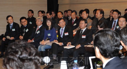 28일 오전 서울글로벌문화관광센터 내 해치홀에서 서울시관광협회 초정으로 박원순 서울시장, 여행업계 자문위원, 서울시 관계공무원등 약 200여명이 참석한 가운데  "서울관광의 도약 소통에서 해법을 찾다"라는 주재로 서울 관광 활성화를 위한 100분 토론회가 열렸다. 박원순 서울시장이 패널들의 의견을 주의깊게 듣고 있다.<br />이상섭 기자. babtong@heraldm.com 2012.02.28\r\n28일 오전 서울글로벌문화관광센터 내 해치홀에서 서울시관광협회 초정으로 박원순 서울시장, 여행업계 자문위원, 서울시 관계공무원등 약 200여명이 참석한 가운데  "서울관광의 도약 소통에서 해법을 찾다"라는 주재로 서울 관광 활성화를 위한 100분 토론회가 열렸다. 박원순 서울시장이 패널들의 의견을 주의깊게 듣고 있다.\n이상섭 기자. babtong@heraldm.com 2012.02.28\r\n28일 오전 서울글로벌문화관광센터 내 해치홀에서 서울시관광협회 초정으로 박원순 서울시장, 여행업계 자문위원, 서울시 관계공무원등 약 200여명이 참석한 가운데  "서울관광의 도약 소통에서 해법을 찾다"라는 주재로 서울 관광 활성화를 위한 100분 토론회가 열렸다. 박원순 서울시장이 패널들의 의견을 주의깊게 듣고 있다.\n이상섭 기자. babtong@heraldm.com 2012.02.28\r\n서울글로벌문화관광센터에서 28일 오전 ‘서울관광의 도약 소통에서 해법을 찾다’라는 주제로 열린 서울 관광 활성화를 위한 100분 토론회에서 박원순 서울시장이 패널들의 의견을 듣고 있다. 이상섭 기자/babtong@heraldm.com