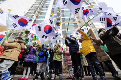 제93주년 3.1절을 하루 앞 둔 28일 오전 성동구 홍익동의 한 아파트에 어린이들이 태극기를 흔들고 있다. 이번 행사는 새마을운동 성동구지회가 주관하여 가정용 태극기를 보급하고 국경일에 각 가정 태극기 달기를 적극 홍보하기 위해 이루어졌다. 박해묵 기자/mook@heraldm.com\r\n제93주년 3.1절을 하루 앞 둔 28일 오전 성동구 홍익동의 한 아파트에 어린이들이 태극기를 흔들고 있다. 이번 행사는 새마을운동 성동구지회가 주관하여 가정용 태극기를 보급하고 국경일에 각 가정 태극기 달기를 적극 홍보하기 위해 이루어졌다. 박해묵 기자/mook@heraldm.com\r\n삼일절이 이틀 앞으로 다가왔다. 올해로 대한독립 93주년이다. 28일 서울 성동구 홍익동의 한 아파트에서 어린이들이 태극기를 흔들고 있다. 올 해는 신라장군 이사부가 독도를 정복한 지 1500년이 되는 해. 무관심 속에 잊혀져가는 태극기가 올해는 펄럭펄럭 휘날리기를 기대한다.  박해묵 기자/mook@heraldm.com