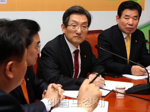 민주통합당 김진표(오른쪽) 원내대표가 28일 오전 국회에서 열린 원내대책회의에서 참석 의원들과 이야기를 나누고 있다. 안훈기자 rosedale@
Kim Jin-pyo (right), floor leader of the main opposition Democratic United Party, discusses pending issues with senior party officials in the National Assembly building in Seoul on Tuesday.  Ahn Hoon/The Korea Herald