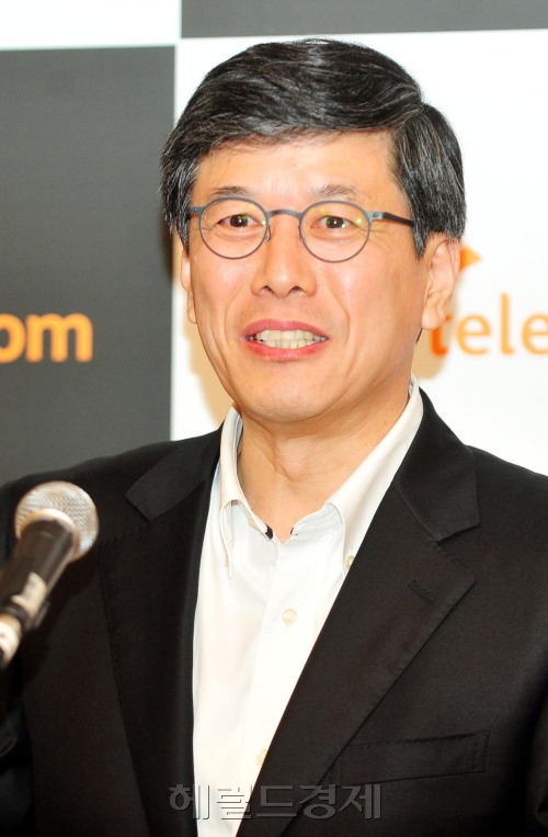 SK텔레콤 하성민 사장이 28일 스페인 바르셀로나에서 열린 "모바일 월드 콩그레스(MWC) 2012"에서 기자간담회를 갖고 있다.  바르셀로나=박현구 기자 phko@
SK Telecom president Ha Sung-min. Park Hyun-koo/The Korea Herald