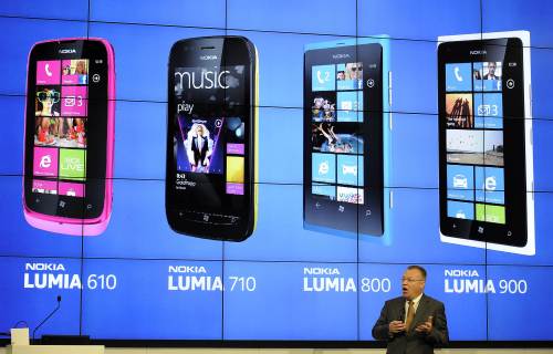 <YONHAP PHOTO-2158> President and CEO of Nokia Stephen Elop gives a press conference to presents Nokia's new mobile phones in Barcelona on February 27, 2012 on the opening day of the Mobile World Congress. The 2012 Mobile World Congress, the world's biggest mobile fair, will be held from February 27 to March 1 in Barcelona. AFP PHOTO/LLUIS GENE../2012-02-27 18:22:57/ <저작권자 ⓒ 1980-2012 ㈜연합뉴스. 무단 전재 재배포 금지.>
President and CEO of Nokia Stephen Elop gives a press conference to present Nokia’s new mobile phones in Barcelona on Monday on the opening day of the Mobile World Congress.  AFP-Yonhap News