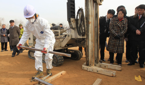 <YONHAP PHOTO-0501> 부평미군기지 주변 환경조사 착수 (인천=연합뉴스) 하사헌 기자 = 시민단체, 공무원, 전문가 등으로 구성된 '캠프마켓 주변지역 환경오염 조사를 위한 부평구 민ㆍ관공동조사단'의 인천시 부평구 미군기지 캠프마켓 주변에 대한 환경기초조사가 28일 시작돼 부대옆 부영공원에서 농어촌공사직원들이 토양시료를 채취하고 있다. 2012.2.28 << 지방기사 참고 >> toadboy@yna.co.kr/2012-02-28 13:35:32/ <저작권자 ⓒ 1980-2012 ㈜연합뉴스. 무단 전재 재배포 금지.>
A Korea Rural Community Corporation official takes a soil sample at a park near Camp Market, a U.S. military base in Incheon, on Tuesday, in a search for pollutants.   Yonhap News