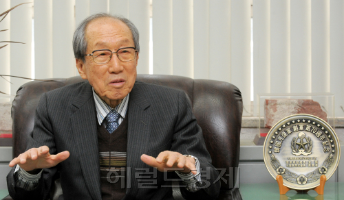 김영관 광복회 동지회장 인터뷰./ 안훈기자 rosedale@ 2012.02.28\r\n김영관 광복회 동지회장 인터뷰./ 안훈기자 rosedale@ 2012.02.28\r\n김영관 광복회 동지회장 인터뷰./ 안훈기자 rosedale@ 2012.02.28\r\n김영관 광복군동지회장은 “충실한 역사 교육을 통해 단결된 힘의 진정한 의미를 가르쳐야 한다”고 말한다.  안훈 기자/rosedale@