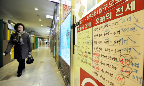 전세대란이 장기화되면서 11일 서울 송파구 잠실의 부동산 중계업소 시세판을 전세금이 올라 고쳐 적었다. 박현구 기자phko@heraldm.com 2011.02.11\r\n전세대란이 장기화되면서 11일 서울 송파구 잠실의 부동산 중계업소 시세판을 전세금이 올라 고쳐 적었다. 박현구 기자phko@heraldm.com 2011.02.11\r\n공인중개사들이 대형 포털의 중개매물 홍보 비용 인상과 대형 은행의 중개서비스 진출 등으로 전방위 압박을 받고 있는 가운데공제료 인상 또한 불가피해지면서 불만이 극에 달하고 있다. 사진은 부동산 침체로 주택거래가 뚝 끊겨 한산한 서울의 한 중개업소 전경.