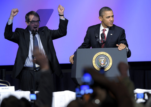 <YONHAP PHOTO-0393> United Auto Workers president Bob King gestures as President Barack Obama arrives to speak at the UAW conference in Washington, Tuesday, Feb. 28, 2012. (AP Photo/Susan Walsh)/2012-02-29 05:47:13/ <저작권자 ⓒ 1980-2012 ㈜연합뉴스. 무단 전재 재배포 금지.>\r\n<YONHAP PHOTO-0393> United Auto Workers president Bob King gestures as President Barack Obama arrives to speak at the UAW conference in Washington, Tuesday, Feb. 28, 2012. (AP Photo/Susan Walsh)/2012-02-29 05:47:13/ <저작권자 ⓒ 1980-2012 ㈜연합뉴스. 무단 전재 재배포 금지.>
