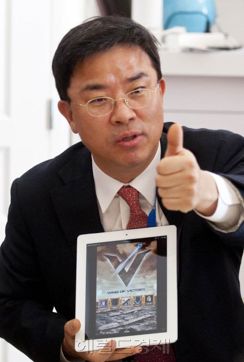 28일(현지시각) 스페인 바르셀로나에서 열리고 있는 모바일월드콩그레스(MWC)에서 표현명 KT 사장이 커넥티드하우스에서 국내 취재진들과 간담회를 하고 있다. 바르셀로나=사진공동취재단
Pyo Hyun-myung, president of the mobile business unit at KT Corp.
Park Hyun-koo/The Korea Herald