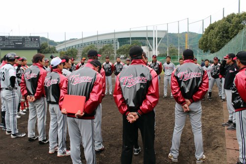 <YONHAP PHOTO-0940> 소속선수 체포로 침통한 LG 트윈스 (고치<일본>=연합뉴스) 신창용 기자 = 28일 오후 일본 고치 동부야구장에서 열린 일본 프로야구 오릭스 버펄로스와의 연습경기가 끝난 뒤 김기태 LG 트윈스 감독이 선수들을 불러놓고 뭔가를 말하고 있다. 2012.2.28 <<스포츠레저부 기사 참조>> changyong@yna.co.kr/2012-02-28 17:49:04/ <저작권자 ⓒ 1980-2012 ㈜연합뉴스. 무단 전재 재배포 금지.>
Players and coaches of LG Twins stand in a circle during the team’s overseas training in Okinawa, Japan, Tuesday.  Yonhap News