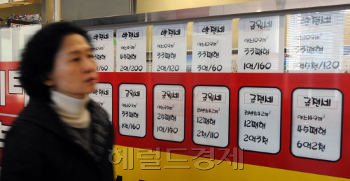 전세대란이 장기화되면서 11일 서울 송파구 잠실의 부동산 중계업소 시세판을 전세금이 올라 고쳐 적었다. 박현구 기자phko@heraldm.com 2011.02.11\r\n전세대란이 장기화되면서 11일 서울 송파구 잠실의 부동산 중계업소 시세판을 전세금이 올라 고쳐 적었다. 박현구 기자phko@heraldm.com 2011.02.11