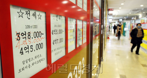 전세대란이 장기화되면서 11일 서울 송파구 잠실의 부동산 중계업소 시세판을 전세금이 올라 고쳐 적었다. 박현구 기자phko@heraldm.com 2011.02.11\r\n전세대란이 장기화되면서 11일 서울 송파구 잠실의 부동산 중계업소 시세판을 전세금이 올라 고쳐 적었다. 박현구 기자phko@heraldm.com 2011.02.11