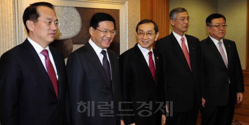 김동수 공정거래위원회 위원장이 16일 오전 서울 중구 명동 은행회관에서 4대그룹 간담회를 개최하고 참석자들과 기념촬영을 하고 있다. 이 날 4대그룹에서 참석한 임원으로는 김순택 삼성그룹 부회장, 강유식 LG부회장, 김영태 SK대표이사, 김용환 현대차 부회장이 참석했다. 박해묵 기자/mook@heraldm.com\r\n김동수 공정거래위원회 위원장이 16일 오전 서울 중구 명동 은행회관에서 4대그룹 간담회를 개최하고 참석자들과 기념촬영을 하고 있다. 이 날 4대그룹에서 참석한 임원으로는 김순택 삼성그룹 부회장, 강유식 LG부회장, 김영태 SK대표이사, 김용환 현대차 부회장이 참석했다. 박해묵 기자/mook@heraldm.com\r\n삼성그룹이 담합 근절대책을 발표하면서 재계에 공정경쟁 바람이 확산될 것으로 보인다. 사진은 지난 1월 16일 김동수(가운데) 공정거래위원회 위원장이 공정경쟁 준수와 대-중기 협력을 강조하기 위해 4대 그룹 대표를 초청해 가진 간담회 모습.  박해묵 기자/mook@heraldm.com