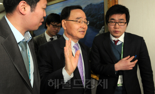 29일 오전서울 여의도 새누리당 당사에서 공천심사위원회가 열리는 가운데 정홍원 공천심사위원장이 기자들의 질문공세를 받으며 사무실로 들어가고 있다./ 안훈기자 rosedale@ 2912.02.29\r\n정홍원 새누리당 공천위원장은 29일 오전 당 공천과 관련한 비대위와의 갈등설을 일축하며 공천위 회의가 열리는 당사 회의실로 들어서고 있다.  안훈 기자/rosedale@heraldm.com