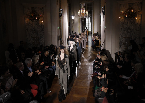 <YONHAP PHOTO-0088> Models wear creations from designer Moon Young Hee as part of the Fall-Winter, ready-to-wear 2013 fashion collection, during Paris Fashion week, Tuesday, Feb. 28, 2012. (AP Photo/Christophe Ena)/2012-02-29 00:59:19/ <저작권자 ⓒ 1980-2012 ㈜연합뉴스. 무단 전재 재배포 금지.>
Models wear creations from designer Moon Young-hee as part of the Fall-Winter, ready-to-wear 2012 fashion collection, during Paris Fashion week, Tuesday.  AP-Yonhap News