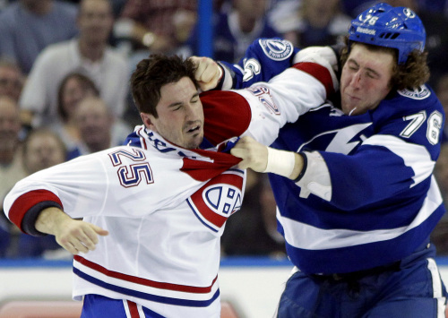 <YONHAP PHOTO-0848> Montreal Canadiens' Brad Staubitz (25) and Tampa Bay Lightning's Pierre-Cedric Labrie (76) fight during the third period of an NHL hockey game on Tuesday Feb. 28, 2012, in Tampa, Fla. The Lightning won the game 2-1. (AP Photo/Chris O'Meara)/2012-02-29 12:34:31/ <저작권자 ⓒ 1980-2012 ㈜연합뉴스. 무단 전재 재배포 금지.>
Montreal Canadiens’ Brad Staubitz (left) and Tampa Bay Lightning’s Pierre-Cedric Labrie fight during the third period of an NHL hockey game in Tampa, Florida, Tuesday.  AP-Yonhap News