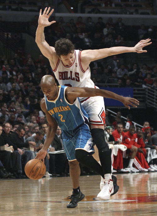 <YONHAP PHOTO-0812> Chicago Bulls center Omer Asik, top, collides with New Orleans Hornets guard Jarrett Jack during the first half of an NBA basketball game Tuesday, Feb. 28, 2012, in Chicago. (AP Photo/Charles Rex Arbogast)/2012-02-29 11:26:04/ <저작권자 ⓒ 1980-2012 ㈜연합뉴스. 무단 전재 재배포 금지.>
Chicago Bulls center Omer Asik (top) collides with New Orleans Hornets guard Jarrett Jack during the first half of an NBA basketball game in Chicago on Tuesday.  AP-Yonhap News