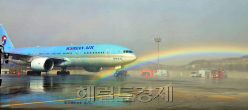 인천국제공항 대테러 및 비상계획 종합훈련이 29일 인천공항 계류장 격리주기장에서 열려 피랍항공기에서 테러범 진압 및 인질구조 훈련을 하고 있다.<br />김명섭 기자 msiron@\r\n인천국제공항 대테러 및 비상계획 종합훈련이 29일 인천공항 계류장 격리주기장에서 열려 피랍항공기에서 테러범 진압 및 인질구조 훈련을 하고 있다.\n김명섭 기자 msiron@