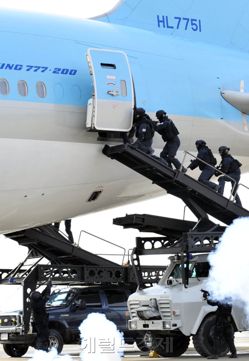 인천국제공항 대테러 및 비상계획 종합훈련이 29일 인천공항 계류장 격리주기장에서 열려 피랍항공기에서 테러범 진압 및 인질구조 훈련을 하고 있다.<br />김명섭 기자 msiron@\r\n인천국제공항 대테러 및 비상계획 종합훈련이 29일 인천공항 계류장 격리주기장에서 열려 피랍항공기에서 테러범 진압 및 인질구조 훈련을 하고 있다.\n김명섭 기자 msiron@