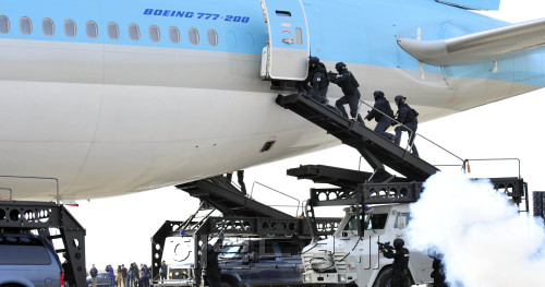 인천국제공항 대테러 및 비상계획 종합훈련이 29일 인천공항 계류장 격리주기장에서 열려 피랍항공기에서 테러범 진압 및 인질구조 훈련을 하고 있다.<br />김명섭 기자 msiron@\r\n인천국제공항 대테러 및 비상계획 종합훈련이 29일 인천공항 계류장 격리주기장에서 열려 피랍항공기에서 테러범 진압 및 인질구조 훈련을 하고 있다.\n김명섭 기자 msiron@