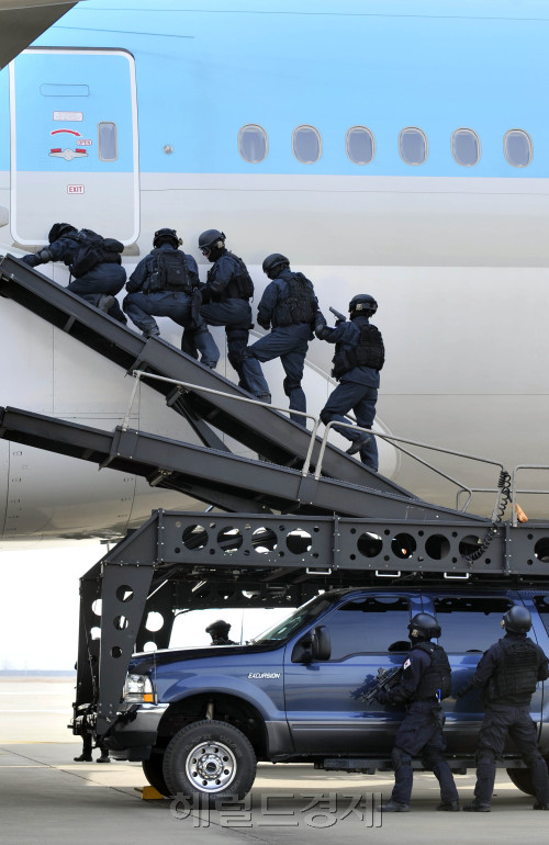 인천국제공항 대테러 및 비상계획 종합훈련이 29일 인천공항 계류장 격리주기장에서 열려 피랍항공기에서 테러범 진압 및 인질구조 훈련을 하고 있다.<br />김명섭 기자 msiron@\r\n인천국제공항 대테러 및 비상계획 종합훈련이 29일 인천공항 계류장 격리주기장에서 열려 피랍항공기에서 테러범 진압 및 인질구조 훈련을 하고 있다.\n김명섭 기자 msiron@