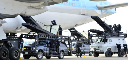 인천국제공항 대테러 및 비상계획 종합훈련이 29일 인천공항 계류장 격리주기장에서 열려 피랍항공기에서 테러범 진압 및 인질구조 훈련을 하고 있다.<br />김명섭 기자 msiron@\r\n인천국제공항 대테러 및 비상계획 종합훈련이 29일 인천공항 계류장 격리주기장에서 열려 피랍항공기에서 테러범 진압 및 인질구조 훈련을 하고 있다.\n김명섭 기자 msiron@