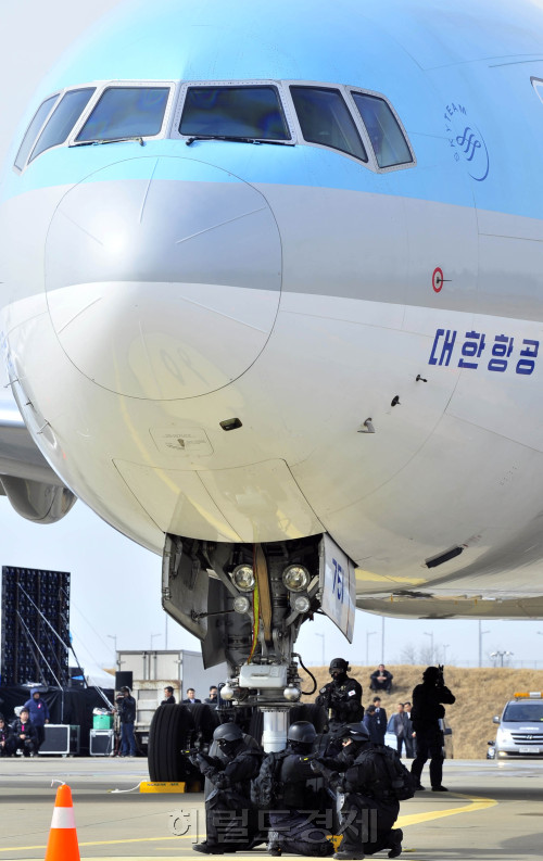 인천국제공항 대테러 및 비상계획 종합훈련이 29일 인천공항 계류장 격리주기장에서 열려 피랍항공기에서 테러범 진압 및 인질구조 훈련을 하고 있다.<br />김명섭 기자 msiron@\r\n인천국제공항 대테러 및 비상계획 종합훈련이 29일 인천공항 계류장 격리주기장에서 열려 피랍항공기에서 테러범 진압 및 인질구조 훈련을 하고 있다.\n김명섭 기자 msiron@