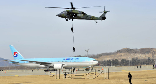 인천국제공항 대테러 및 비상계획 종합훈련이 29일 인천공항 계류장 격리주기장에서 열려 피랍항공기에서 테러범 진압 및 인질구조 훈련을 하고 있다.<br />김명섭 기자 msiron@\r\n인천국제공항 대테러 및 비상계획 종합훈련이 29일 인천공항 계류장 격리주기장에서 열려 피랍항공기에서 테러범 진압 및 인질구조 훈련을 하고 있다.\n김명섭 기자 msiron@