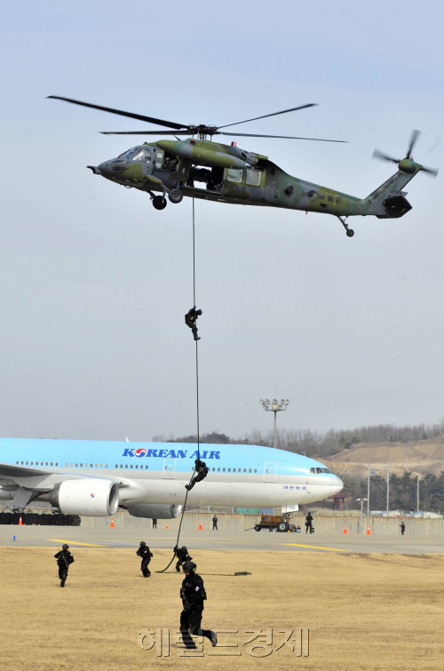 인천국제공항 대테러 및 비상계획 종합훈련이 29일 인천공항 계류장 격리주기장에서 열려 피랍항공기에서 테러범 진압 및 인질구조 훈련을 하고 있다.<br />김명섭 기자 msiron@\r\n인천국제공항 대테러 및 비상계획 종합훈련이 29일 인천공항 계류장 격리주기장에서 열려 피랍항공기에서 테러범 진압 및 인질구조 훈련을 하고 있다.\n김명섭 기자 msiron@