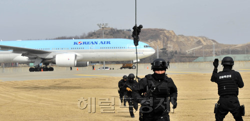 인천국제공항 대테러 및 비상계획 종합훈련이 29일 인천공항 계류장 격리주기장에서 열려 피랍항공기에서 테러범 진압 및 인질구조 훈련을 하고 있다.<br />김명섭 기자 msiron@\r\n인천국제공항 대테러 및 비상계획 종합훈련이 29일 인천공항 계류장 격리주기장에서 열려 피랍항공기에서 테러범 진압 및 인질구조 훈련을 하고 있다.\n김명섭 기자 msiron@