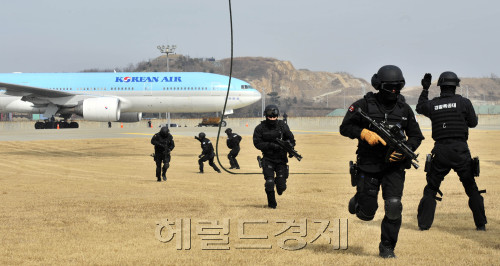 인천국제공항 대테러 및 비상계획 종합훈련이 29일 인천공항 계류장 격리주기장에서 열려 피랍항공기에서 테러범 진압 및 인질구조 훈련을 하고 있다.<br />김명섭 기자 msiron@\r\n인천국제공항 대테러 및 비상계획 종합훈련이 29일 인천공항 계류장 격리주기장에서 열려 피랍항공기에서 테러범 진압 및 인질구조 훈련을 하고 있다.\n김명섭 기자 msiron@