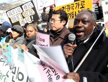 Participants protest China’s repatriation policy during a rally in front of the Chinese Embassy in Seoul on Sunday. (Yonhap News)