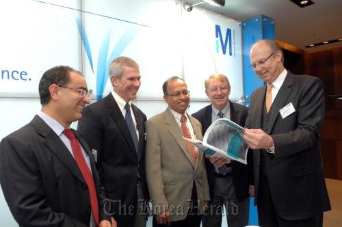 Lecturers talk with Merck Korea’s chief executive Juergen Koenig (right) at the Global Biopharma Technology and Policy Forum in Seoul on Wednesday. From left: Najib Sehat, director of Merck Millipore’s global regulatory and technical services; Gregory Blank, a bioprocess consultant; Bala Raghunath, director of Biomanufacturing Science Network for Asia; Matthew Croughan, director of the Amgen Bioprocessing Center. Merck Korea