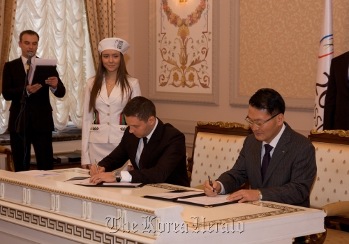 Hyundai Motor’s Russian unit general manager Rhim Byung-kwon (right) signs a contract on the automaker’s sponsorship for the 2013 Summer Universiade with Vladimir Leonov, head of the executive board of directors of the sports event, in Kazan, Russia, Wednesday.  Hyundai Motor