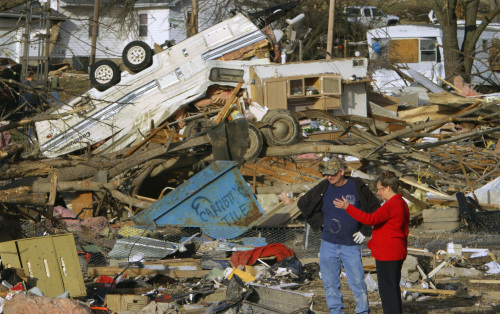 <YONHAP PHOTO-0421> People try to salvage what they can after a tornado destroyed homes in their neighborhood Wednesday, Feb. 29, 2012, in Harrisburg, Ill. The tornado that blasted Harrisburg, killing six, was an EF4, the second-highest rating given to twisters based on damage. Scientists said it was 200 yards wide with winds up to 170 mph. (AP Photo/Seth Perlman)/2012-03-01 09:53:25/ <저작권자 ⓒ 1980-2012 ㈜연합뉴스. 무단 전재 재배포 금지.>
People try to salvage what they can after a tornado destroyed homes in their neighborhood in Harrisburg, Illinois on Wednesday.
AP-Yonhap News