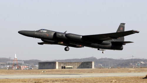 <YONHAP PHOTO-1250> In this photo taken Feb. 16, 2012, a U.S. Air Force U-2 spy plane takes off during a training flight at the U.S. airbase in Osan, south of Seoul, South Korea. For more than 35 years, the Cold War era aircraft has been one of Washington's only reliable windows into military movements inside North Korea. As the world watches for signs of instability during North Korea's transition to a new leadership, the U-2 operations are as important _ or more so _ than ever. (AP Photo/Lee Jin-man)/2012-02-29 17:59:22/ <저작권자 ⓒ 1980-2012 ㈜연합뉴스. 무단 전재 재배포 금지.>
A U.S. Air Force U-2 spy plane takes off during a training flight at the U.S. airbase in Osan, south of Seoul, on Feb. 16.     AP-Yonhap News
A U.S. Air Force U-2 spy plane takes off during a training flight at the U.S. airbase in Osan, south of Seoul, on Feb. 16.     AP-Yonhap News