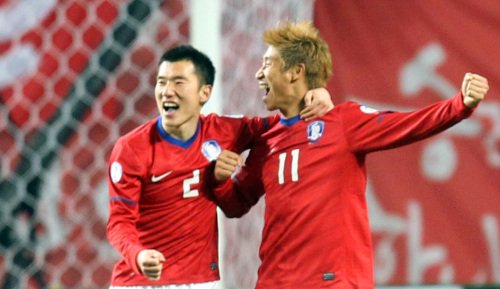 <YONHAP PHOTO-1652> 이근호 환호! (서울=연합뉴스) 박철홍 기자 = 29일 저녁 서울월드컵경기장에서 열린 2014 브라질 월드컵 3차 예선 B조 6차전 한국-쿠웨이트 경기에서 이근호가 두번째 골을 성공시키고 기뻐하고 있다. 2012.2.29 pch80@yna.co.kr/2012-02-29 23:47:39/ <저작권자 ⓒ 1980-2012 ㈜연합뉴스. 무단 전재 재배포 금지.>
Lee Keun-ho (right) celebrates his goal during Korea’s 2-0 win over Kuwait at the Seoul World Cup stadium on Wednesday.  Yonhap News
Lee Keun-ho (right) celebrates his goal during Korea’s 2-0 win over Kuwait at the Seoul World Cup stadium on Wednesday.  Yonhap News
Lee Keun-ho (right) celebrates his goal during Korea’s 2-0 win over Kuwait at the Seoul World Cup stadium on Wednesday.  Yonhap News