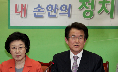 <YONHAP PHOTO-1218> 강철규 "기득권ㆍ지분나누기 등 구태 배제할 것" (서울=연합뉴스) 백승렬 기자 = 민주통합당 4ㆍ11 총선 공천심사위원회 강철규 위원장이 6일 공천심사 방향과 관련해서 "기득권 지키기, 지분 나누기 등 낡은 행태는 철저히 배제하겠다"고 발언하고 있다. 강 위원장은 이날 오후 국회에서 열린 첫 공심위 회의 인사말에서 이같이 밝히고 "민주당에는 총선 승리와 의석 수도 중요하지만 더 중요한 것은 새 시대에 맞는 정치 변화, 이를 통한 대한민국의 변화"라고 강조했다. 2012. 2. 6 srbaek@yna.co.kr/2012-02-06 15:22:37/ <저작권자 ⓒ 1980-2012 ㈜연합뉴스. 무단 전재 재배포 금지.>
Kang Chul-kyu (right), chairperson of the main opposition Democratic United Party’s nomination screening committee with the party chairwoman Han Myeong-sook.  Yonhap News