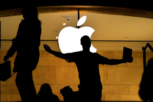 <YONHAP PHOTO-0676> (120228) -- NEW YORK, Feb. 28, 2012 (Xinhua) -- An Apple seller works at the Apple Store in New York City's Grand Central Station on Feb. 28, 2012. Apple Inc will hold a product event on March 7 in San Francisco, where it's said to be releasing iPad3. (Xinhua/Wang Lei)/2012-02-29 08:47:01/ <저작권자 ⓒ 1980-2012 ㈜연합뉴스. 무단 전재 재배포 금지.>
An Apple salesperson works at the Apple Store in New York City’s Grand Central Station on Tuesday.    Xinhua-Yonhap News