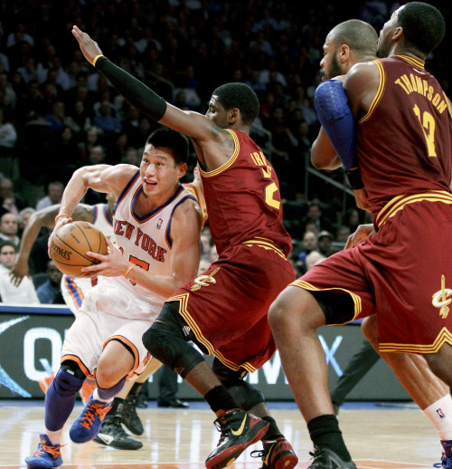 <YONHAP PHOTO-0716> New York Knicks guard Jeremy Lin (17) drives to the basket past Cleveland Cavaliers guard Kyrie Irving, center, Knicks center Tyson Chandler and Cavaliers forward Tristan Thompson (13) in the first half of the Knicks' 120-103 win in an NBA basketball game at New York's Madison Square Garden, Wednesday, Feb. 29, 2012. (AP Photo/Kathy Willens)/2012-03-01 13:50:58/ <저작권자 ⓒ 1980-2012 ㈜연합뉴스. 무단 전재 재배포 금지.>
New York Knicks guard Jeremy Lin (left) drives to the basket past Cleveland Cavaliers guard Kyrie Irving in an NBA basketball game at New York’s Madison Square Garden, Wednesday.  AP-Yonhap News