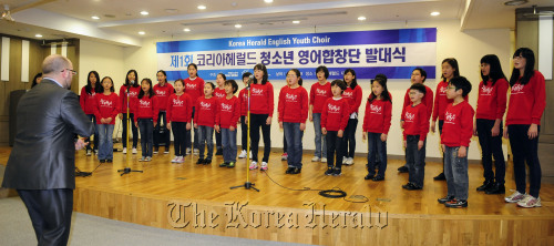 국내 최대 종합 영자신문 '코리아헤럴드'와 대중문화경제 콘텐츠 페이퍼 '헤럴드경제'를 발행하는 (주)헤럴드미디어가 29일 오후 중동 정동 사옥에서 소프라노 조수미의 매니지먼트사인 (주)SMI엔터테인먼트와 공동으로 코리아헤럴드 글로벌영어합창단(English Youth Choir)을 창단하고 기념행사를 가지고 있다. 박해묵 기자/mook@heraldm.com
The Korea Herald Youth English Choir performs on the day of their launch at The Korea Herald building in Seoul on Wednesday.  Park Hae-mook/The Korea Herald